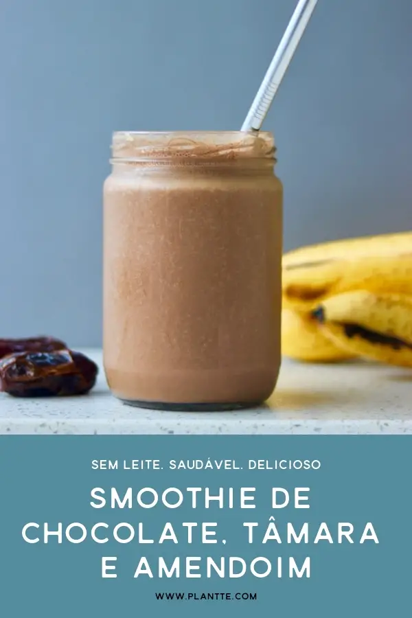 smoothie de chocolate, tâmara e amendoim vegano servido em um copo