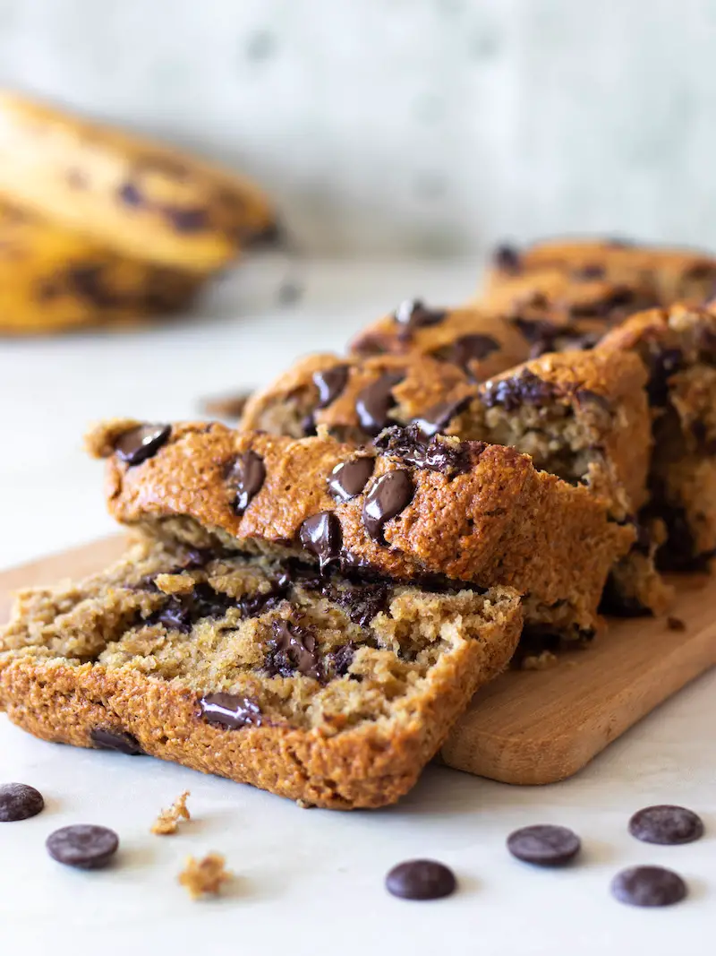 bolo de banana vegano com gotas de chocolate