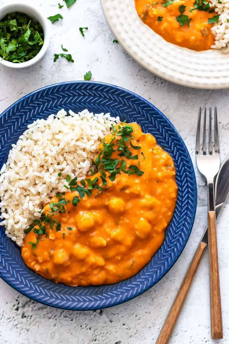 estrogonofe de grão de bico vegetariano servido com arroz e salsinha fresca