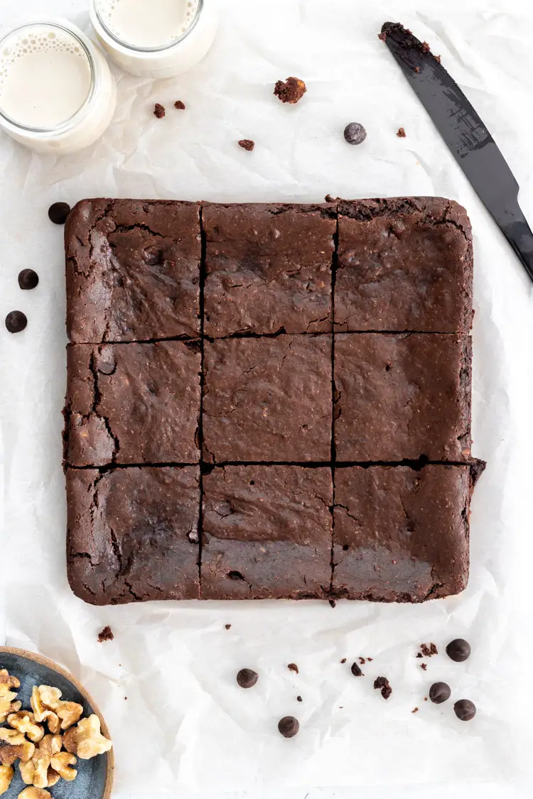 brownie de feijão desenformado e cortado