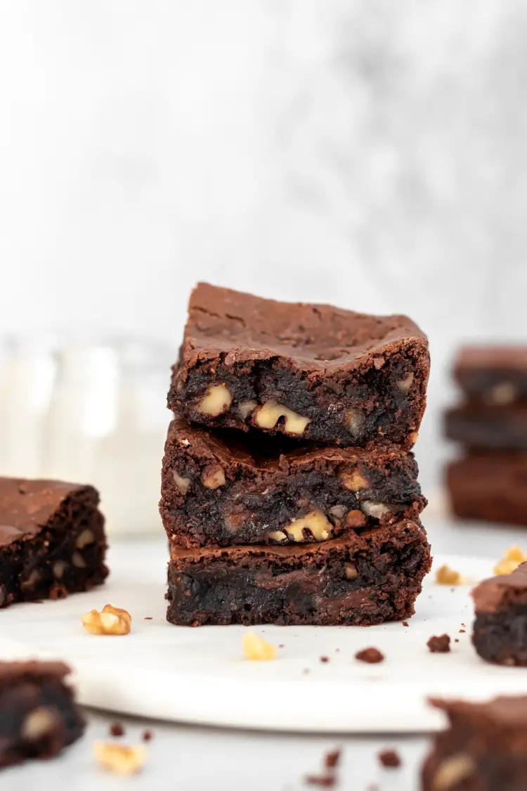 3 pedaços de brownie de feijão empilhados