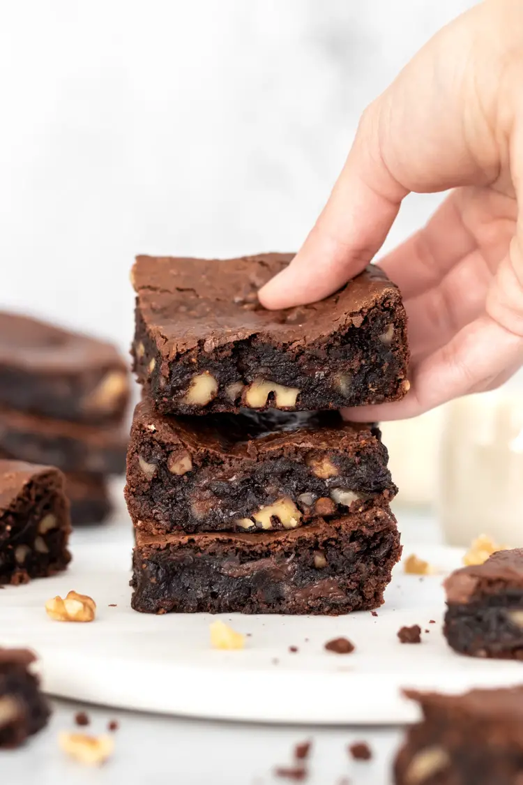 3 pedaços de brownie de feijão empilhados