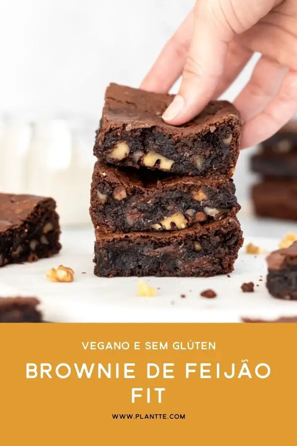 3 pedaços de brownie de feijão empilhados