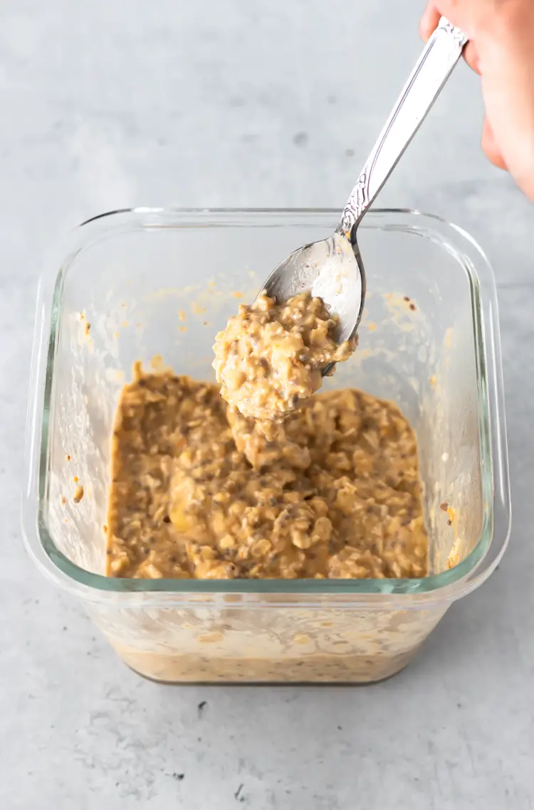 overnight oats de banana com pasta de amendoim