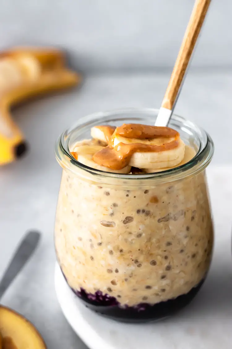 overnight oats de banana com pasta de amendoim