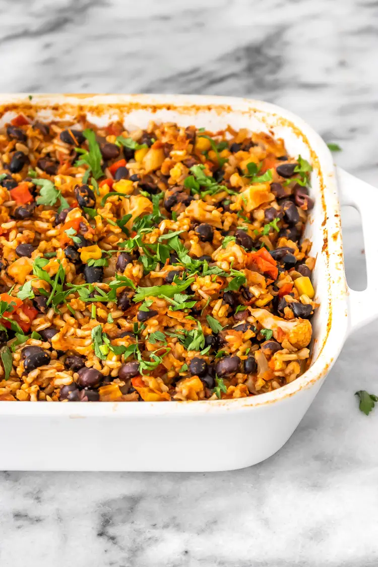 arroz de forno com feijão e vegetais servido na travessa