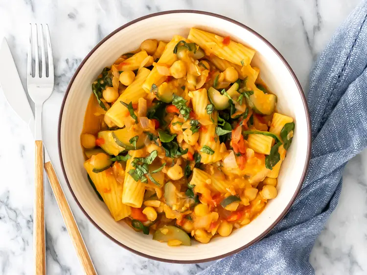 macarrão de uma panela só com vegetais