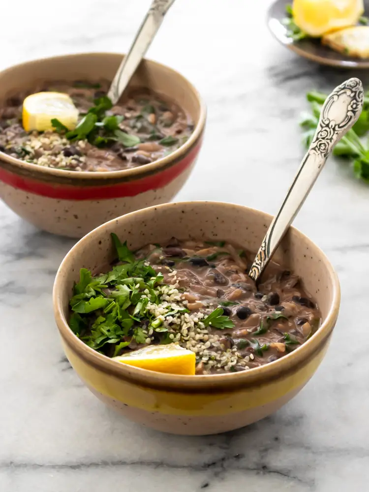 sopa de feijão com arroz e leite de coco servida com salsinha fresca picada e limão