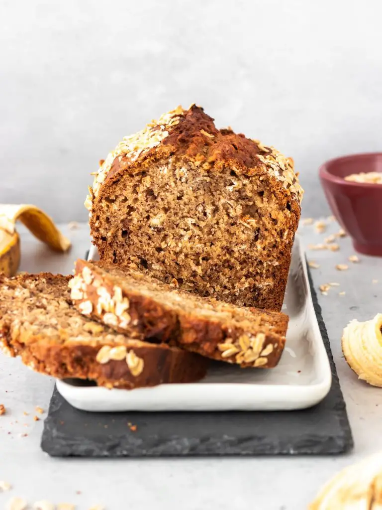 bolo de banana com aveia cortado em fatias