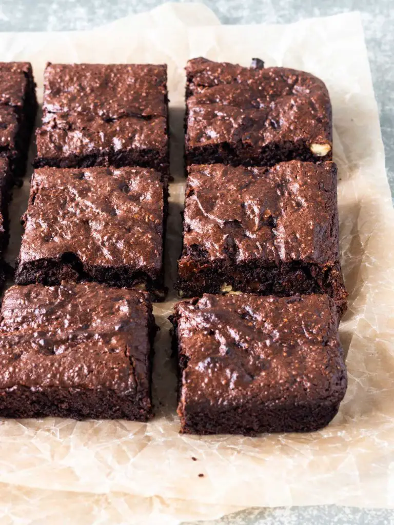 brownie de batata doce cortado em pedaços