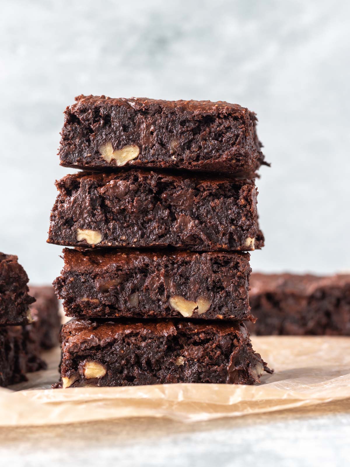 pedaços de brownie de batata doce empilhados