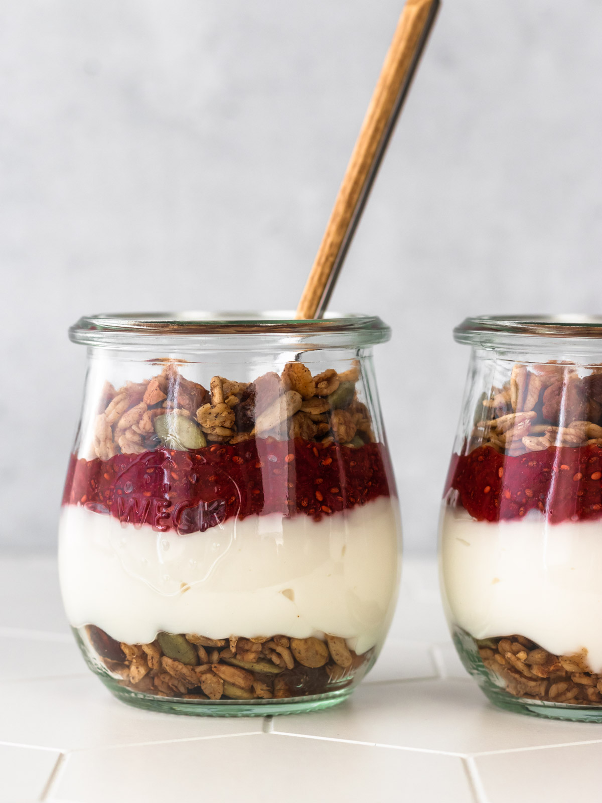 copinho com iogurte, granola e geleia