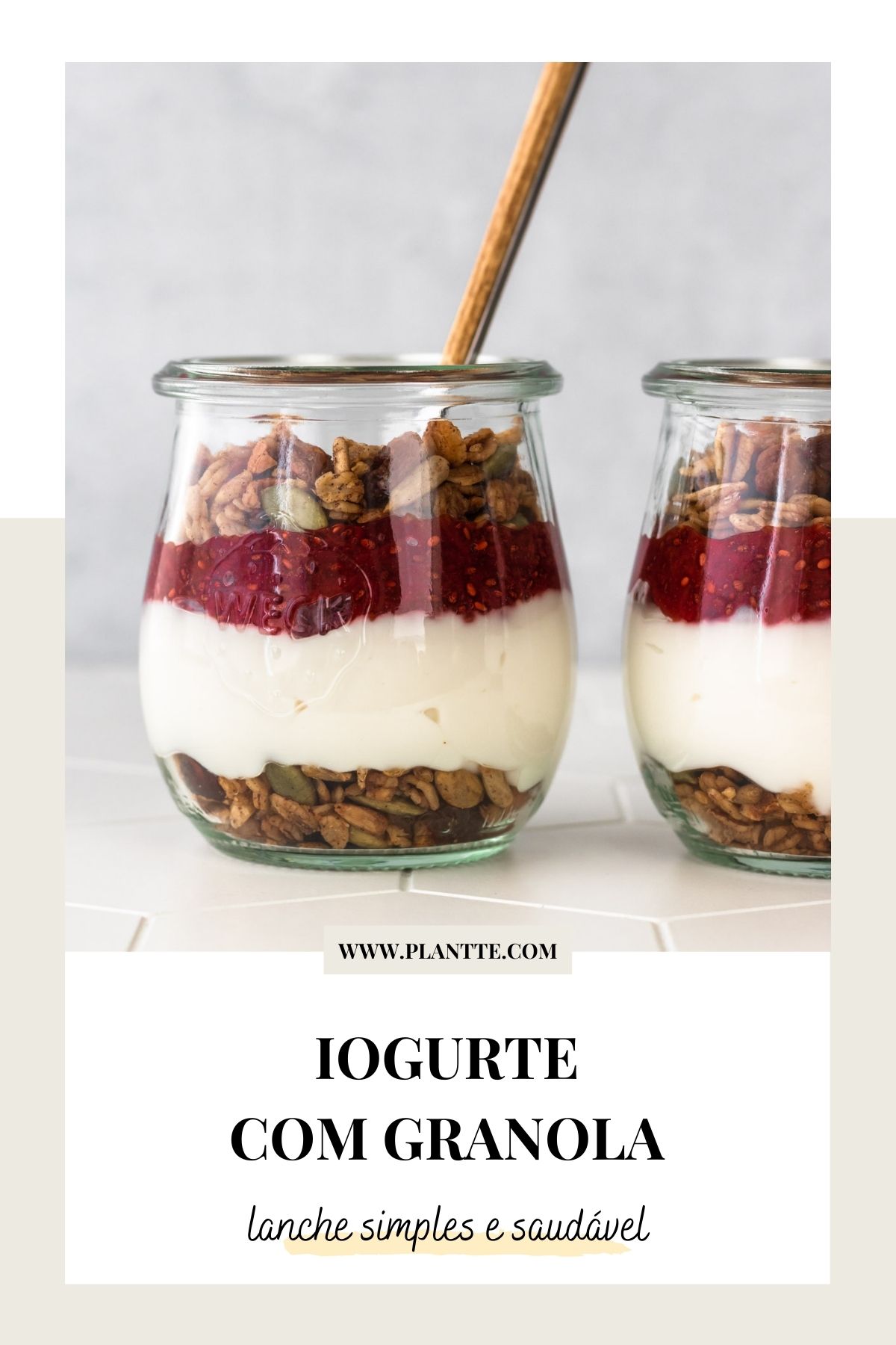 copinho com iogurte, granola e geleia