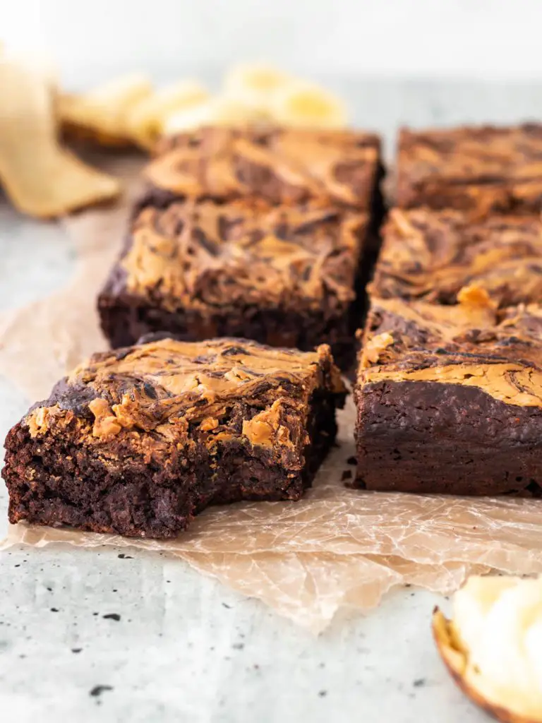 brownie de banana com pasta de amendoim cortado em fatias