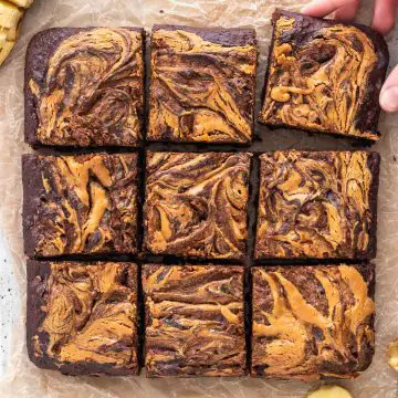 brownie de banana com pasta de amendoim cortado em nove fatias