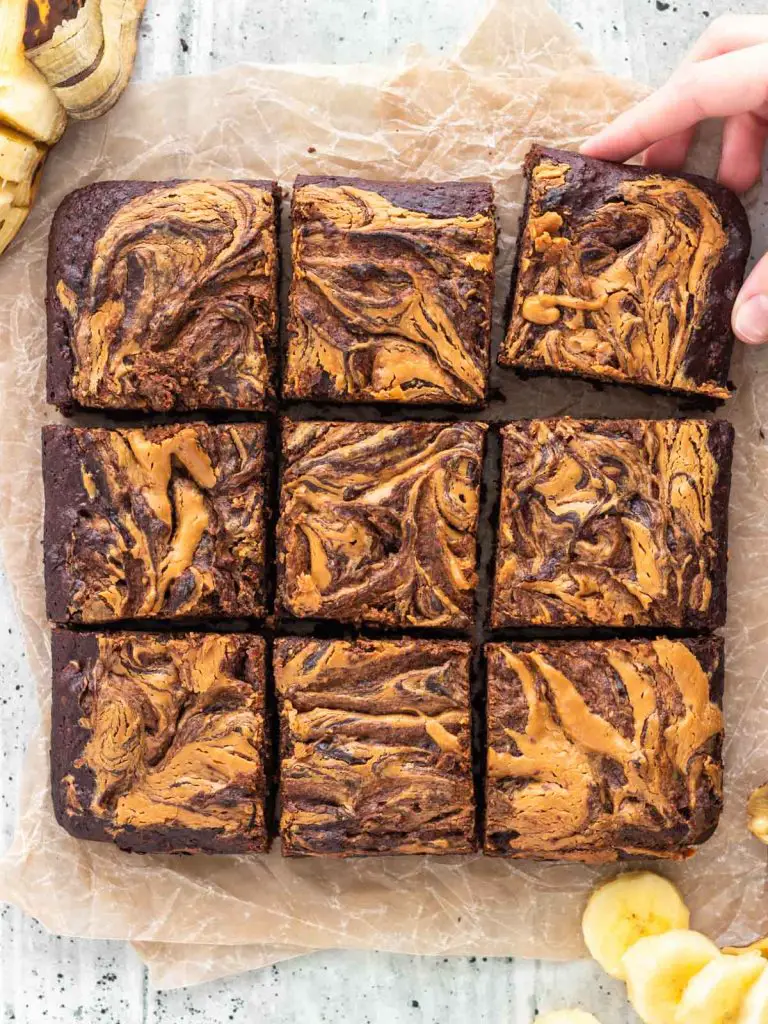 brownie de banana com pasta de amendoim cortado em nove fatias