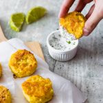 bolinho de painço sendo inserido em um pote com maionese