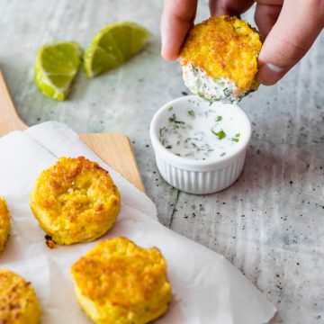 bolinho de painço sendo inserido em um pote com maionese