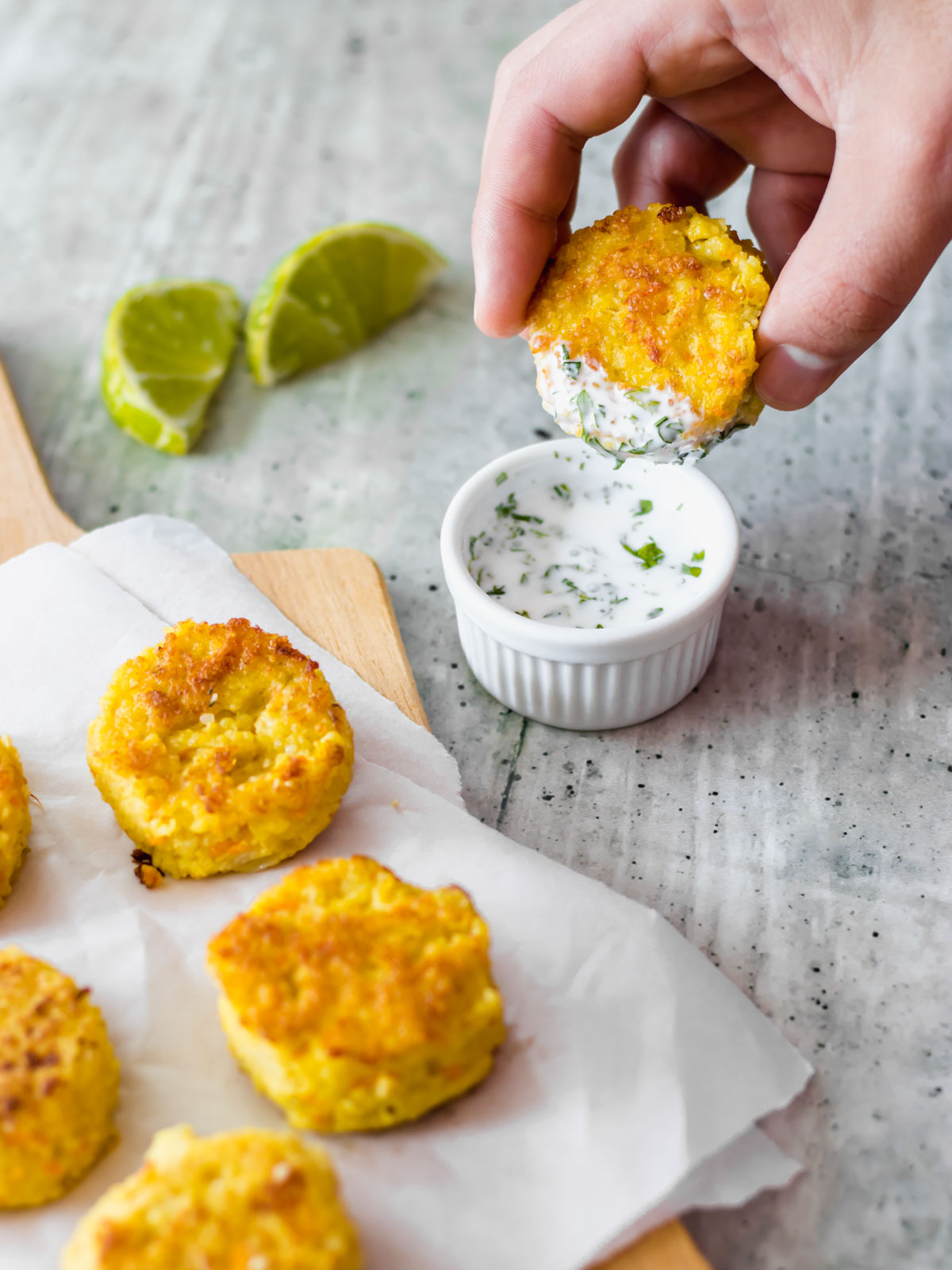 bolinho de painço sendo inserido em um pote com maionese