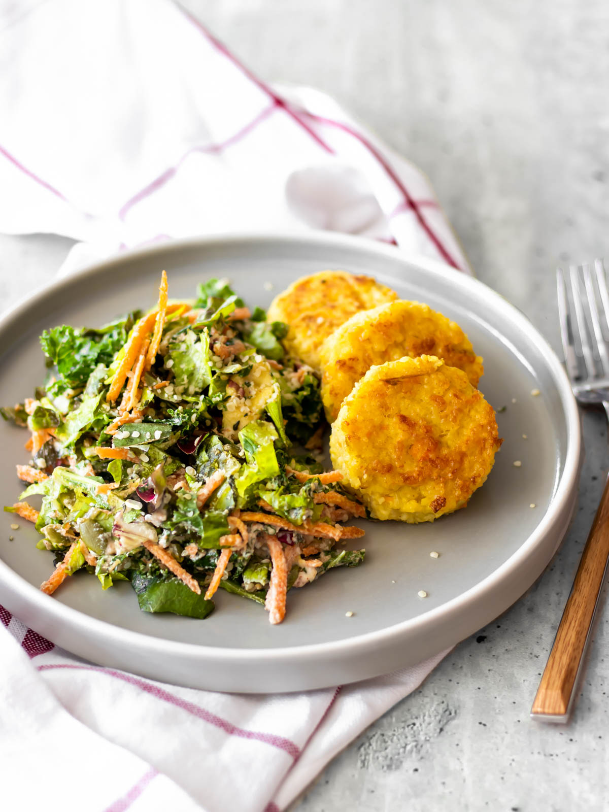 prato com bolinhos de painço e salada de folhas verdes cremosa