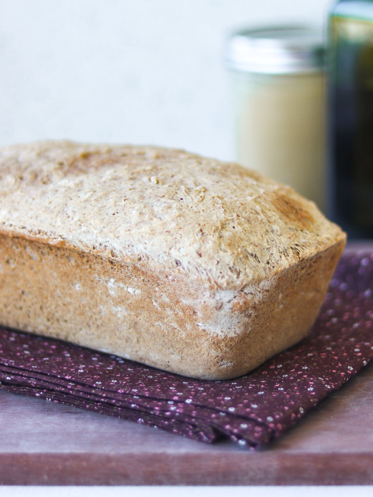 pão vegano e sem glúten em cima de uma tábua