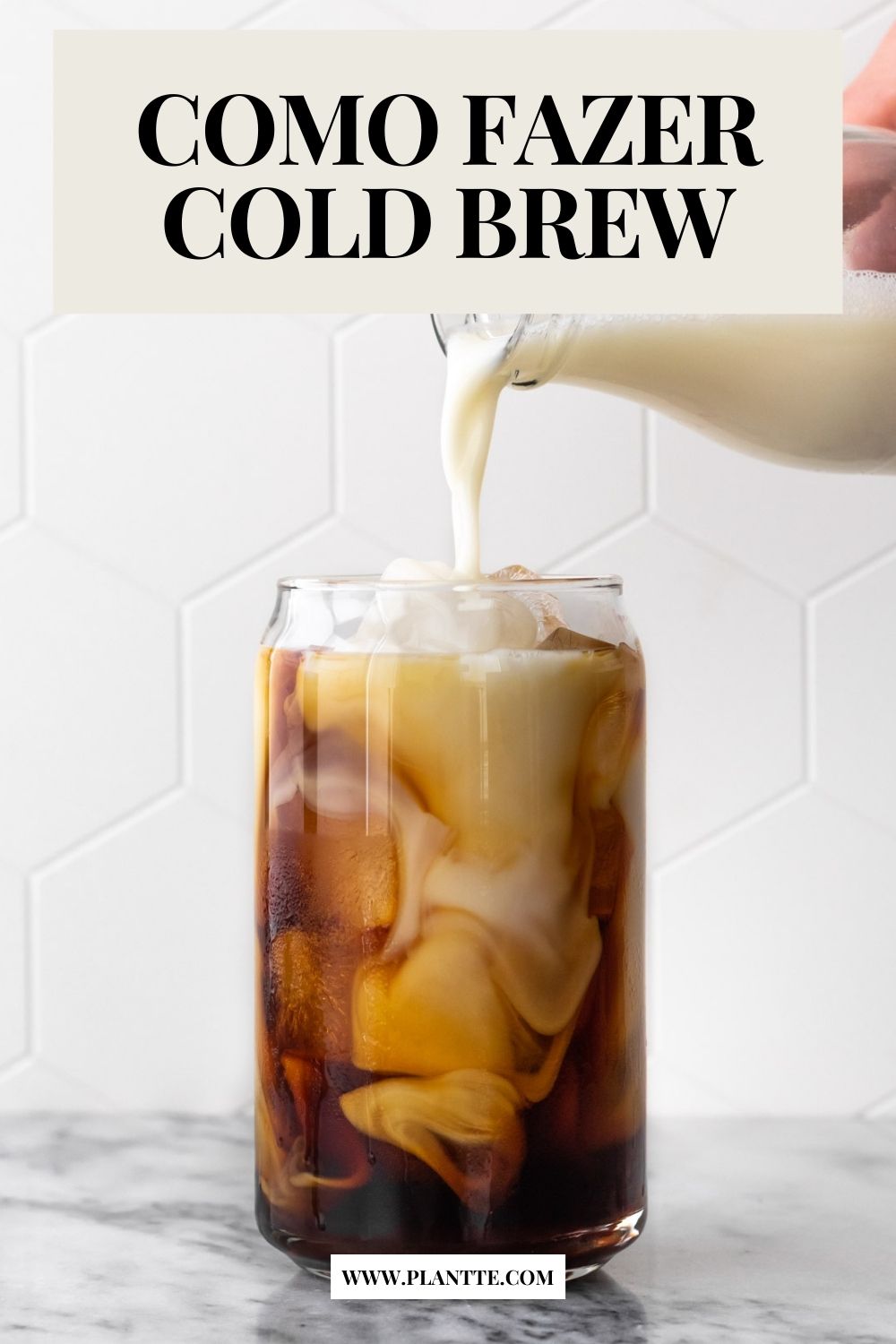 leite vegetal sendo adicionado em copo com café cold brew e cubos de gelo