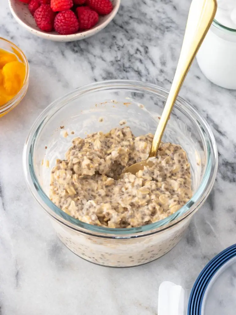 overnight oats pronto em um pote com uma colher dentro