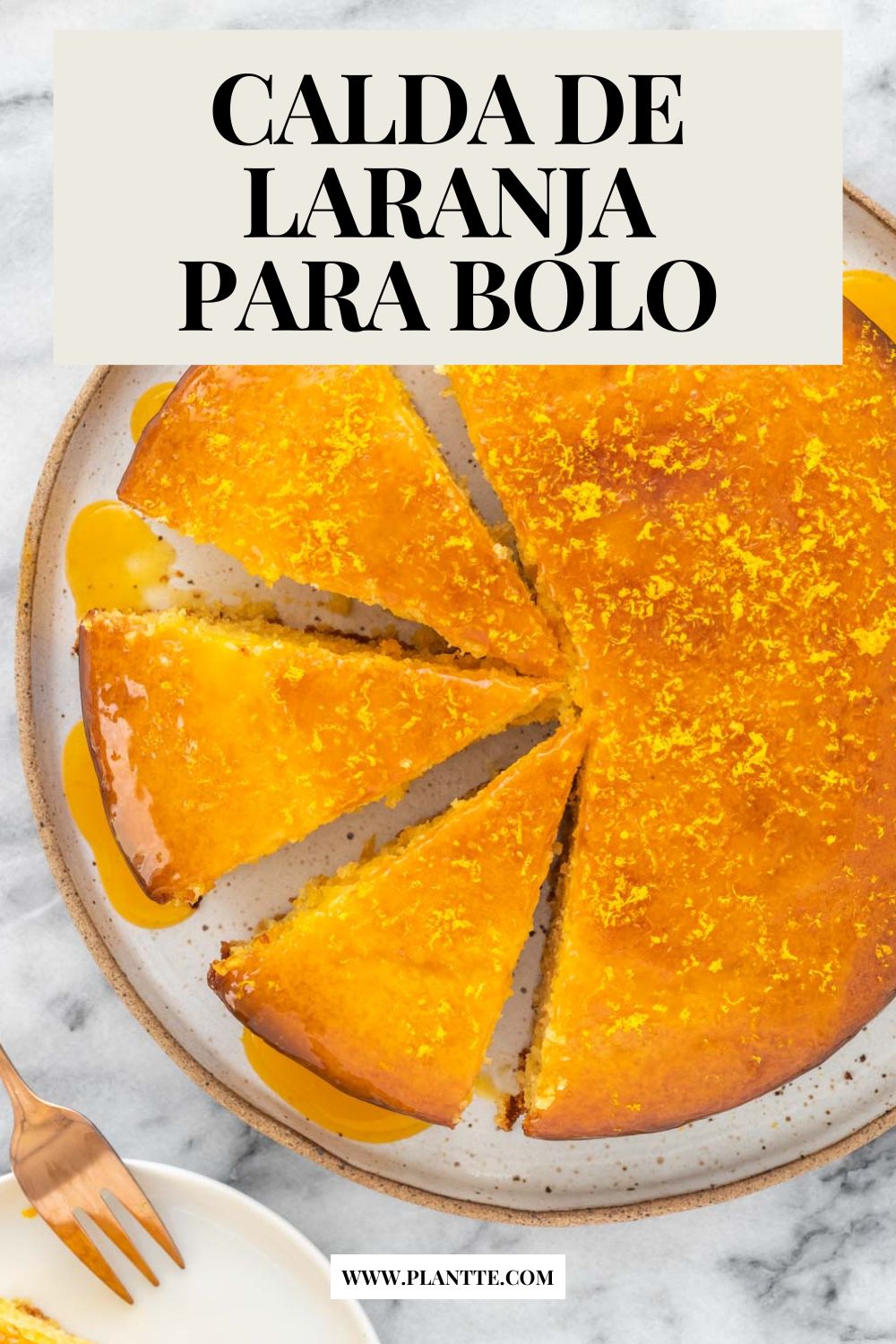 vista aérea de um bolo de laranja com calda, redondo e com 3 fatias cortadas