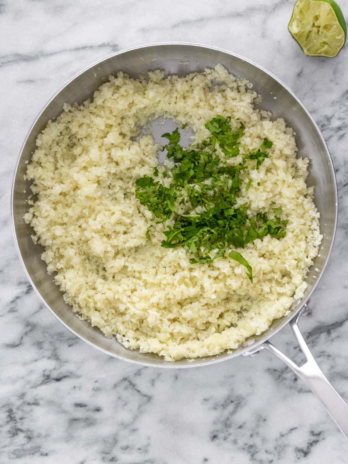 frigideira com arroz de couve-flor e coentro fresco picado