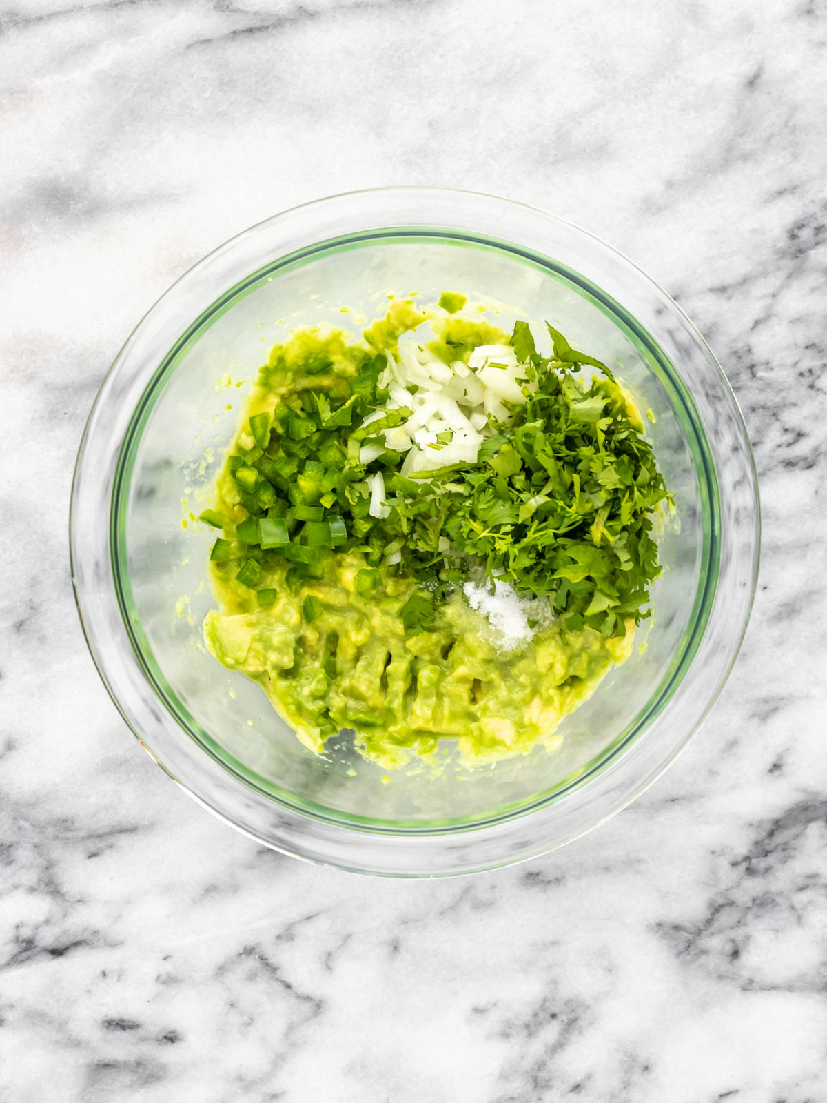 ingredientes para fazer guacamole em um bowl