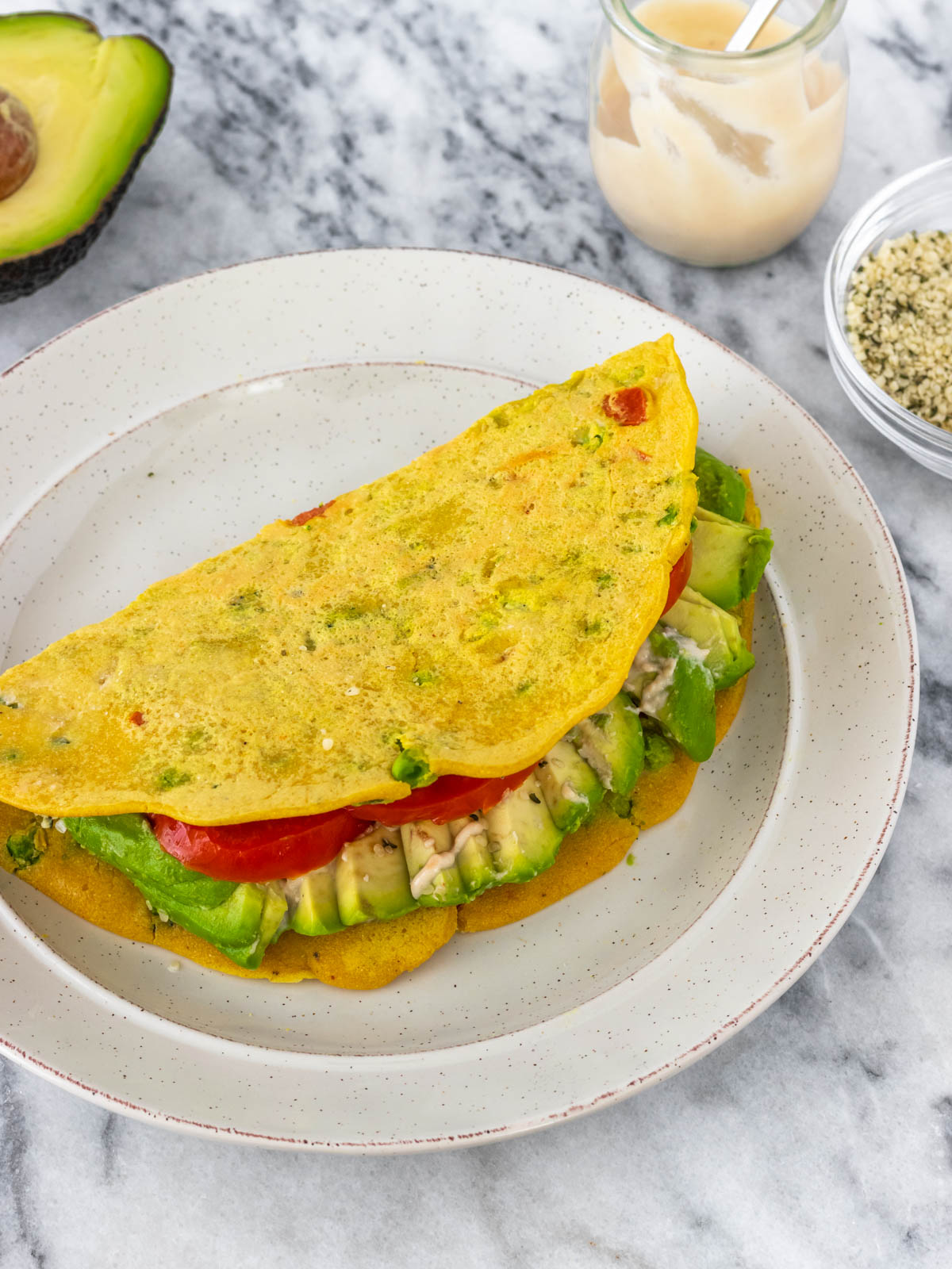 grãomelete recheada com abacate e tomate