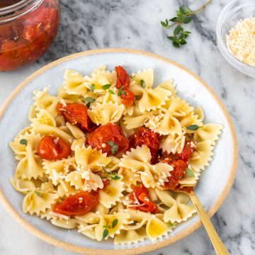 prato de macarrão com tomate confit