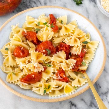 prato de macarrão com tomate confit