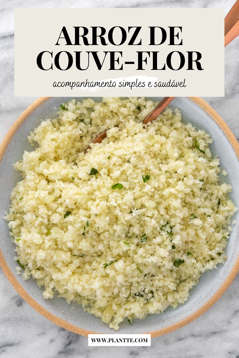 arroz de couve-flor com limão e coentro servido em um prato