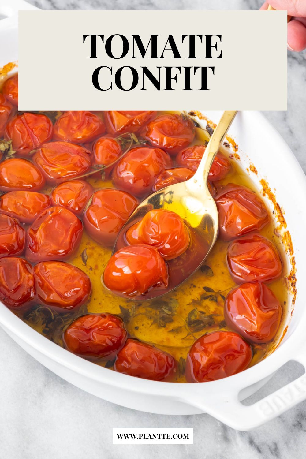 colher retirando tomate confit de assadeira