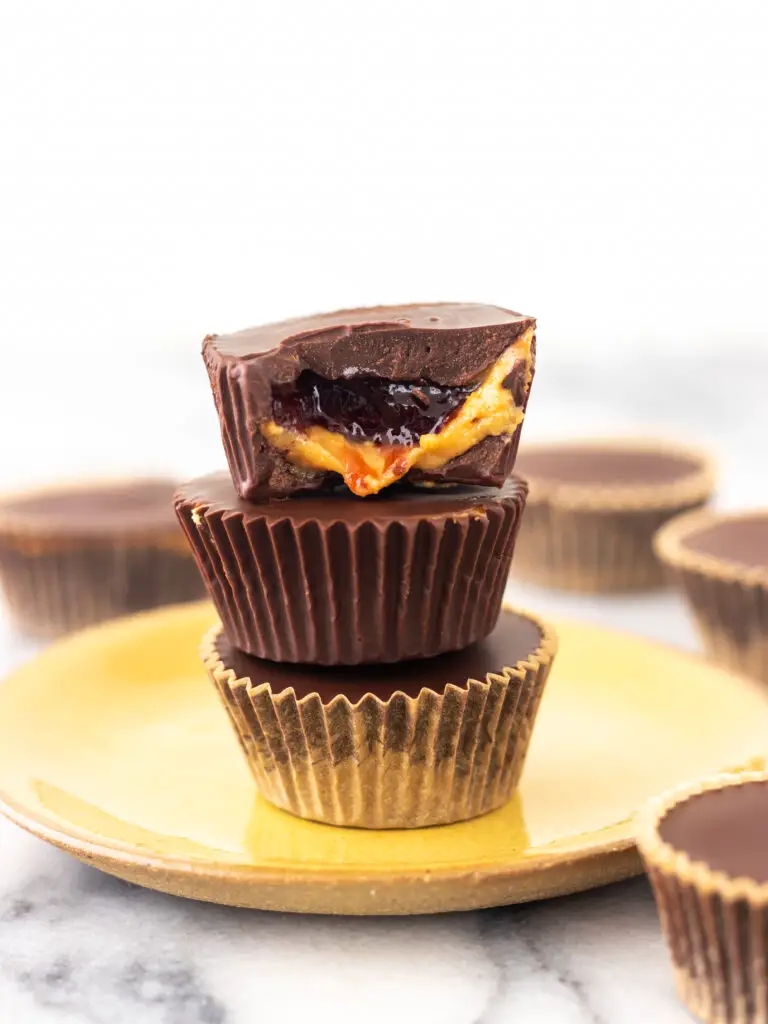 bombom de chocolate recheado com pasta de amendoim e geleia