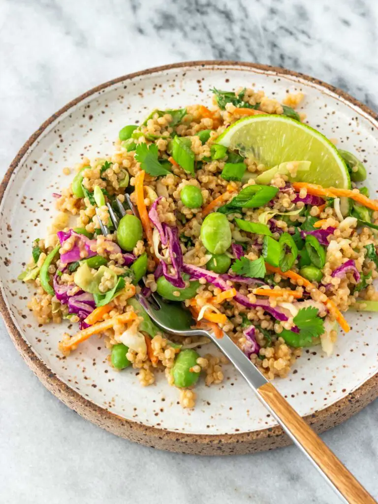 prato de salada de quinoa com repolho, cenoura, edamame e temperos frescos