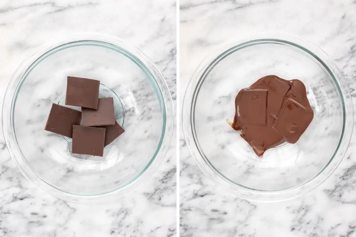 Pedaços quadrados de chocolate derretidos dentro de uma vasilha.