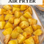 Batata assada na air fryer servida em um prato oval, acompanhada de maionese temperada com chipotle. Na imagem tem um texto escrito "batata na airfryer".