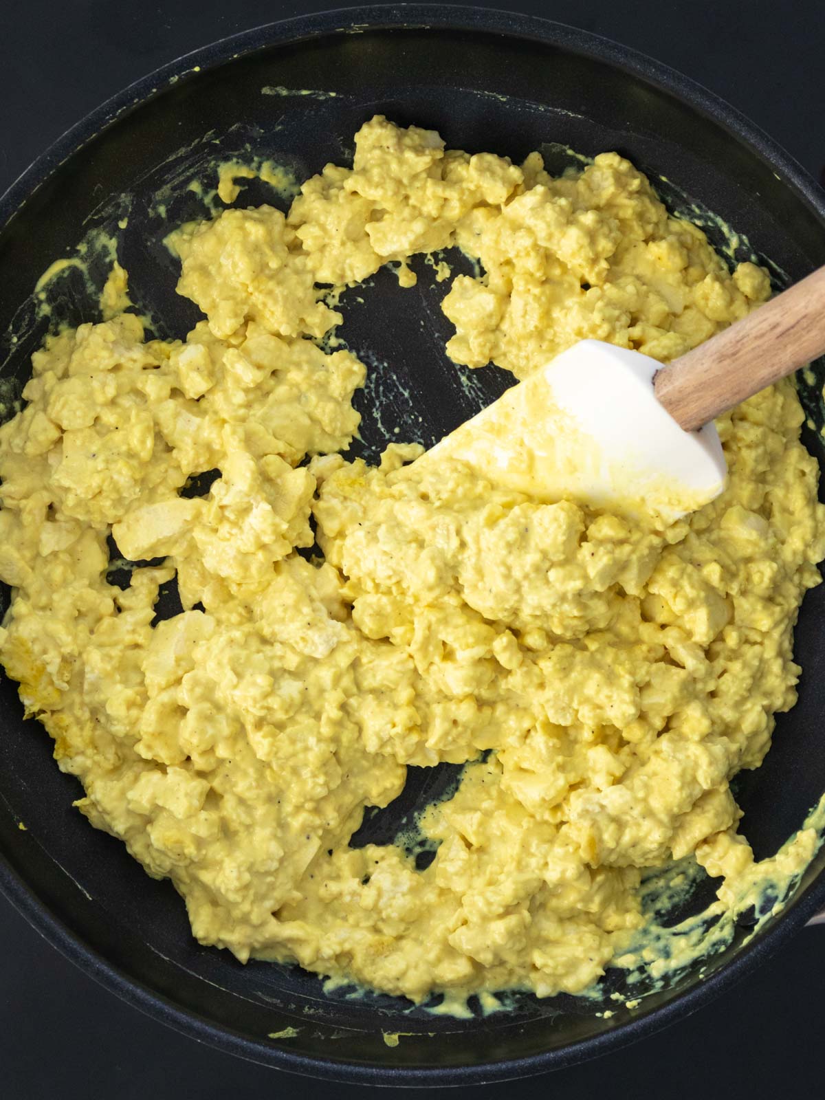 mexido de tofu cremoso sendo finalizado em uma frigideira