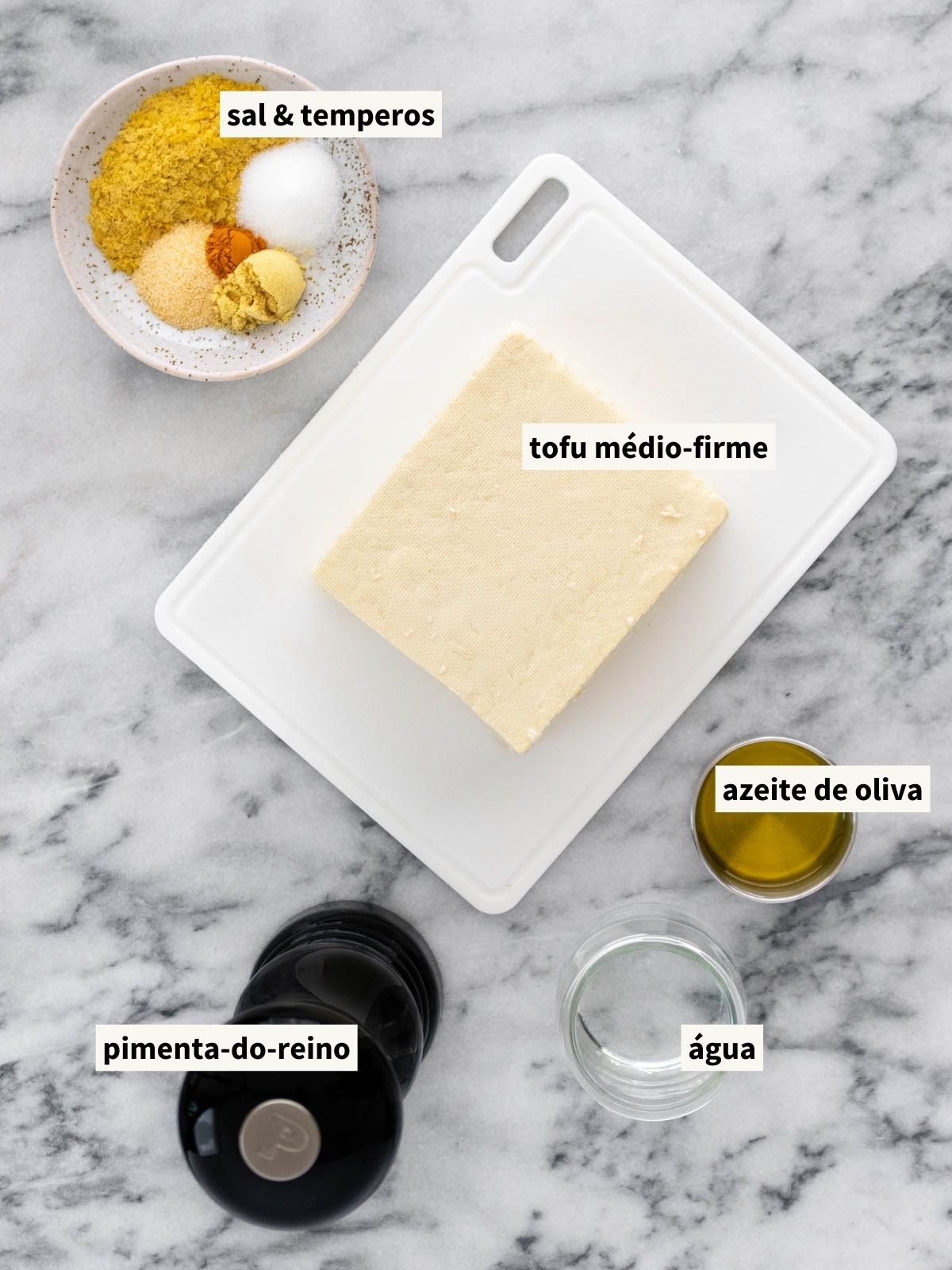 ingredientes para fazer tofu mexido, incluindo tofu médio-firme, sal, temperos, azeite de oliva e água filtrada