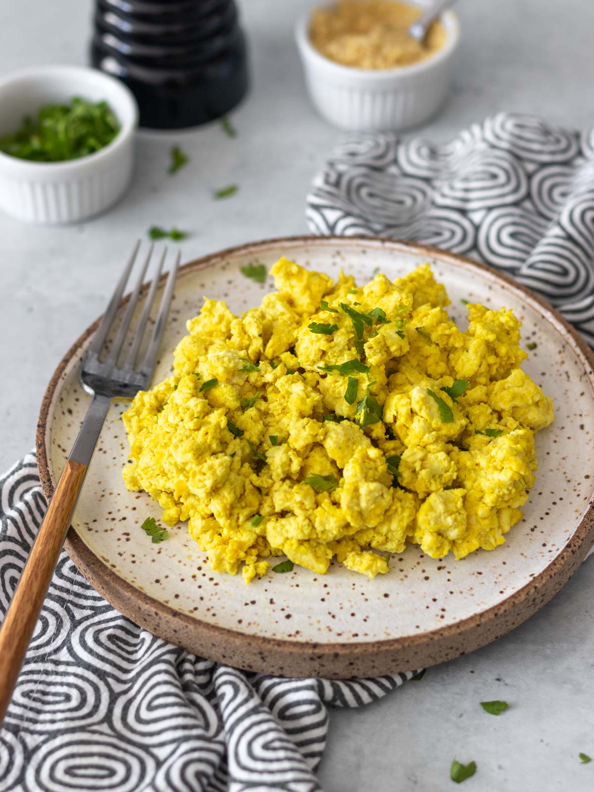 prato de tofu mexido cremoso servido com salsinha fresca picada