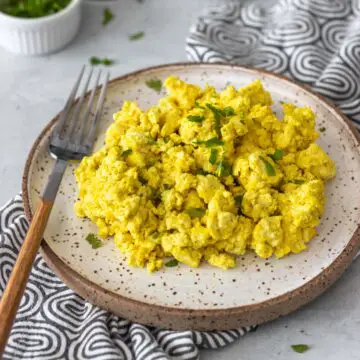 prato de tofu mexido cremoso servido com salsinha fresca picada