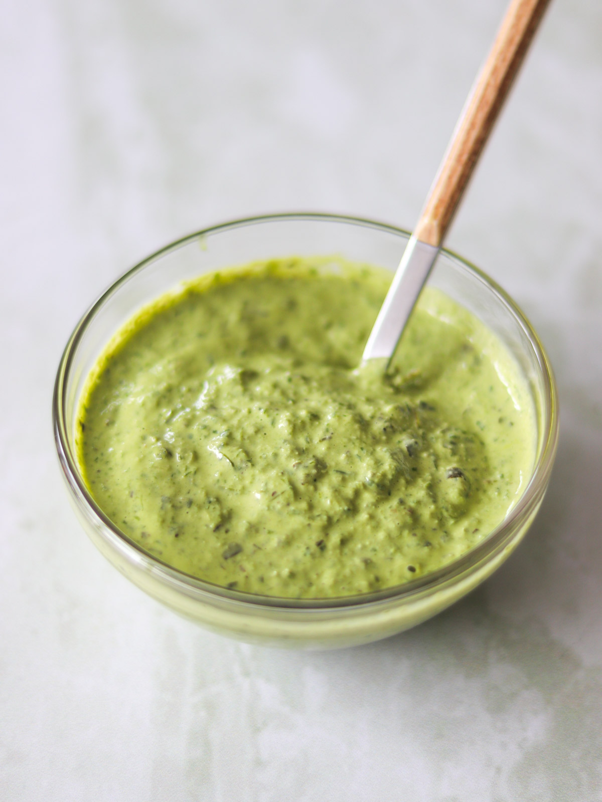 pote com molho verde de tahine com ervas frescas e limão