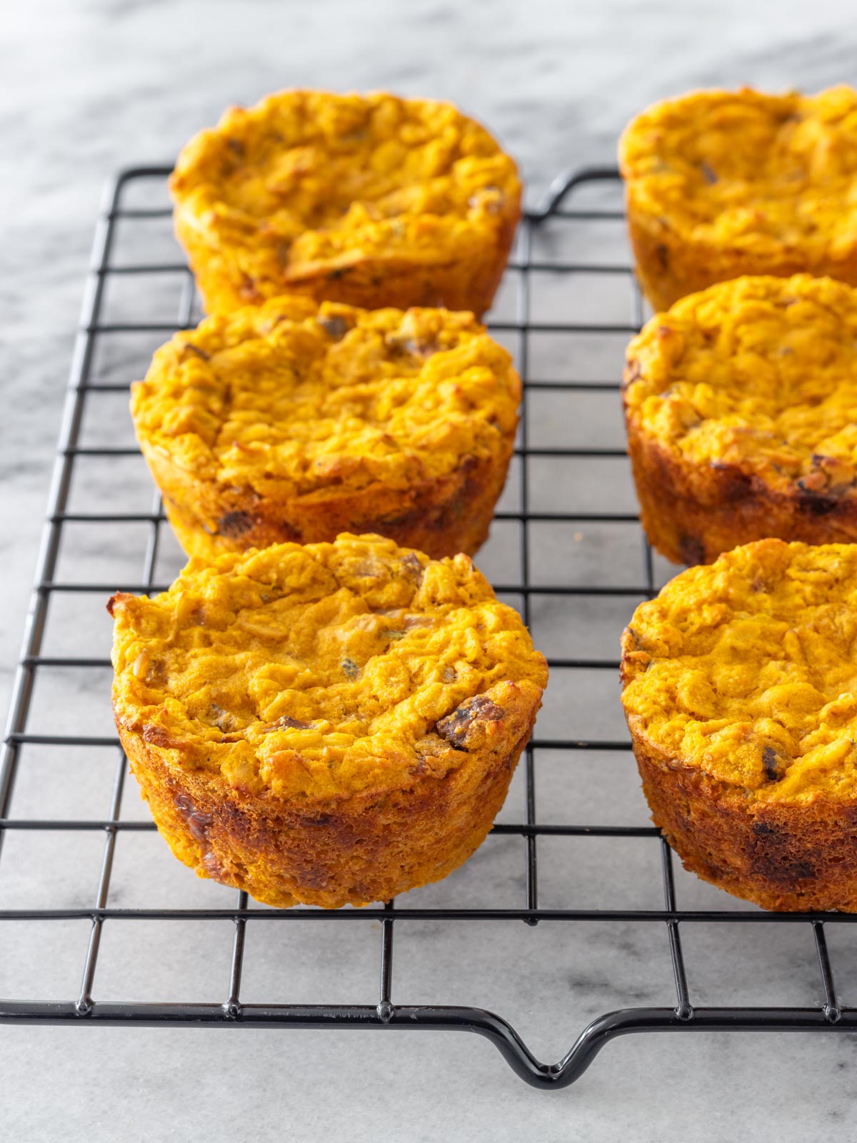 muffins de aveia com abóbora e cogumelos em uma grade de resfriamento