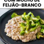 arroz cremoso servido em um prato com brócolis assado, com um texto na imagem dizendo "arroz cremoso com molho de feijão-branco"