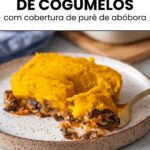 pedaço de escondidinho de cogumelos com cobertura de purê de abóbora servido em um prato, com um pedaço retirado em cima de um garfo