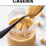 colher, com pasta de avelã, posicionada em cima de um pote de pasta de avelã, mostrando sua textura lisa e cremosa