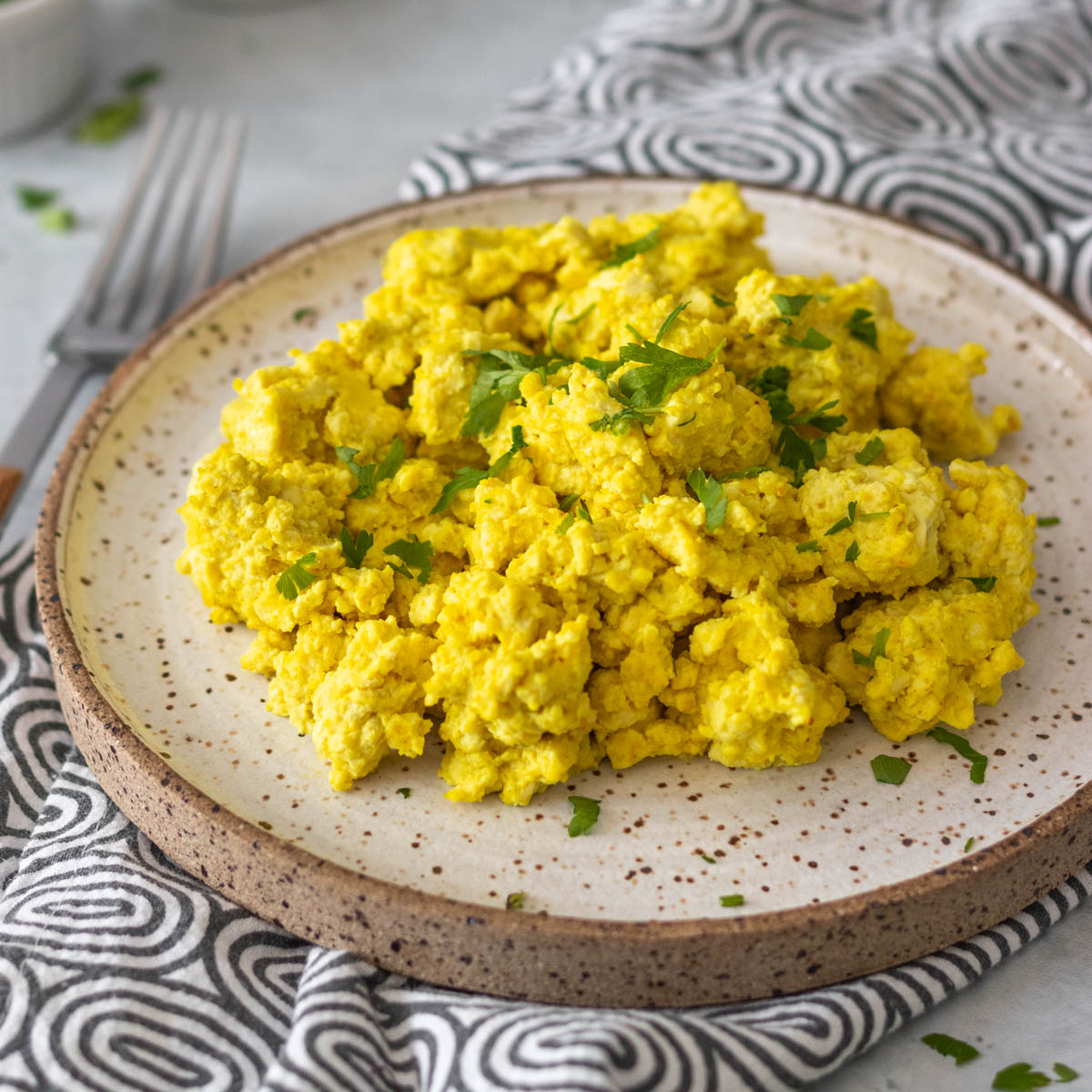 prato de tofu mexido cremoso servido com salsinha fresca picada