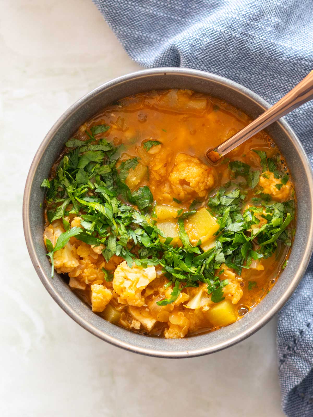 sopa de lentilha vermelha servida com salsinha fresca picada